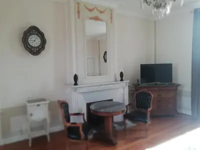 Télévision ou salle de divertissement dans l'établissement Domaine de Bayeux
