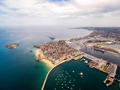 Vue générale sur la mer ou vue sur la mer prise depuis l'appartement