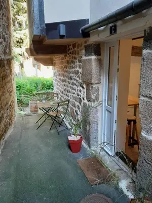 Terrasse ou espace extérieur de l'établissement Le petit atelier, centre-ville, vue rivière