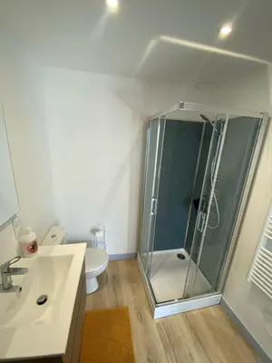 Salle de bains dans l'établissement gîte avec chambre mezzanine pour 2 pers