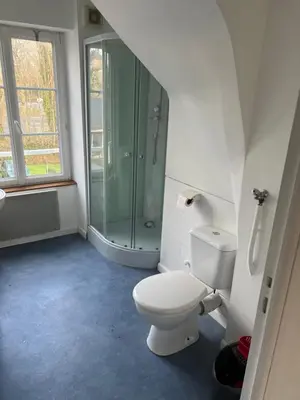 Salle de bains dans l'établissement 1 appartement neuf centre flers accès facile proche gare et commodités