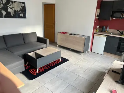 Cuisine ou kitchenette dans l'établissement 1 appartement neuf centre flers accès facile proche gare et commodités
