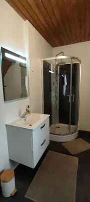 Salle de bains dans l'établissement Loge de la Saire