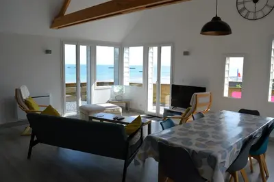 Coin salon dans l'établissement Le perchoir avec vue mer, à 300m de la plage