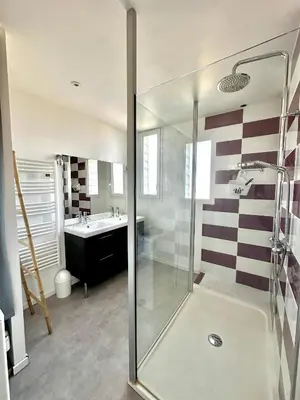 Salle de bains dans l'établissement Le perchoir avec vue mer, à 300m de la plage