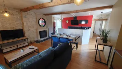 Télévision ou salle de divertissement dans l'établissement appartement du croissant