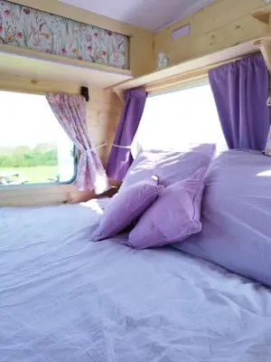 Un ou plusieurs lits dans un hébergement de l'établissement Camping Les Ronds Duval face aux îles anglo-normandes