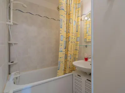 Salle de bains dans l'établissement Apartment Les Sylvestres-5 by Interhome