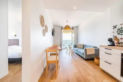 Coin salon dans l'établissement Les Pieds Dans L'Eau - Appartements 1 et 2 - Vue mer