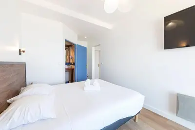 Un ou plusieurs lits dans un hébergement de l'établissement Les Pieds Dans L'Eau - Appartements 1 et 2 - Vue mer