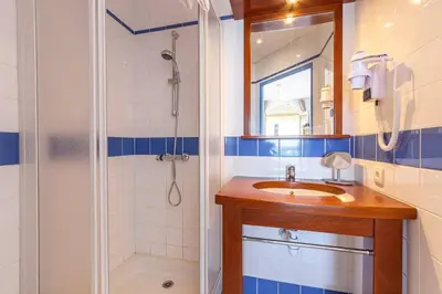 Salle de bains dans l'établissement Les Pieds Dans L'Eau - Appartements 1 et 2 - Vue mer