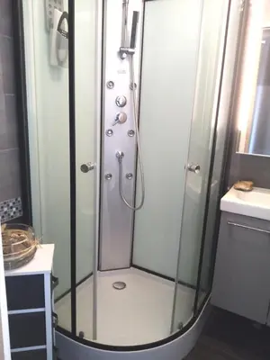 Salle de bains dans l'établissement HERM'S Petite maison atypique et cour privative -