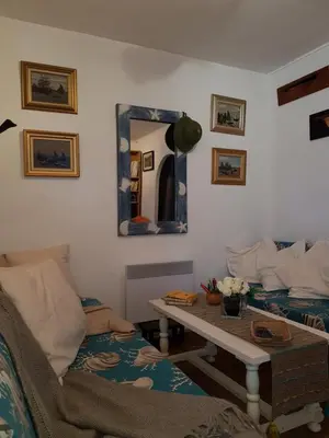 Coin salon dans l'établissement HERM'S Petite maison atypique et cour privative -