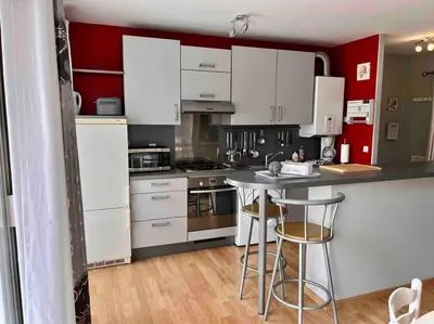 Cuisine ou kitchenette dans l'établissement Appartement sur le port.