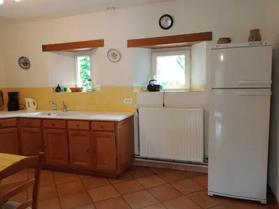 Cuisine ou kitchenette dans l'établissement GITE LE PRESSOIR DE LA BAIE 20 km DU MONT ST MICHEL