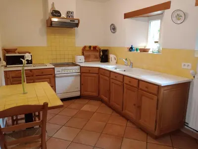 Cuisine ou kitchenette dans l'établissement GITE LE PRESSOIR DE LA BAIE 20 km DU MONT ST MICHEL