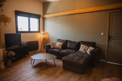 Coin salon dans l'établissement La Casa Normande, entre Ville et Plages, avec jardin privé
