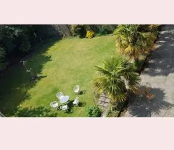 Jardin de l'établissement La Miséricorde-Maxi 1famille for4