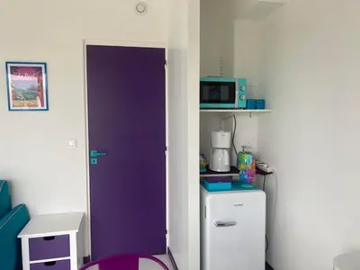 Cuisine ou kitchenette dans l'établissement La Maison Bleue-Sciotot-Les Pieux