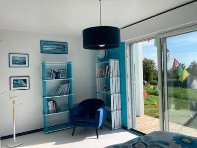 Bibliothèque dans le séjour chez l'habitant