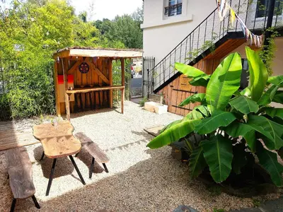Jardin de l'établissement La Cigogne, moderne, spacieux et bien placé