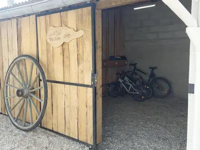 Vélo sur le terrain de l'établissement Le Héron ou dans les environs