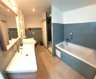 Salle de bains dans l'établissement Le Héron