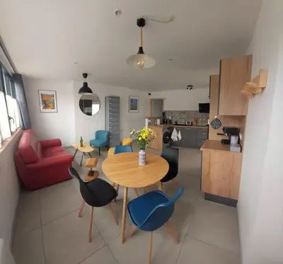Cuisine ou kitchenette dans l'établissement Le Cormoran emplacement idéal, moderne très équipé