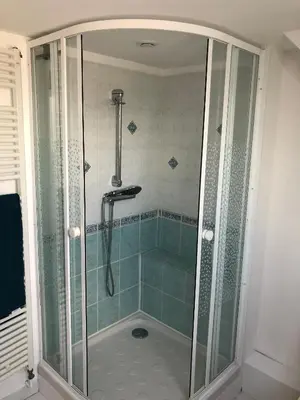 Salle de bains dans l'établissement Chambre chez l habitant proximité de la baie du Mont Saint Michel Avranches