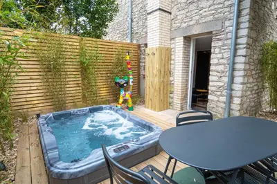 Piscine de l'établissement La villa MaRisKa et son SPA ou située à proximité