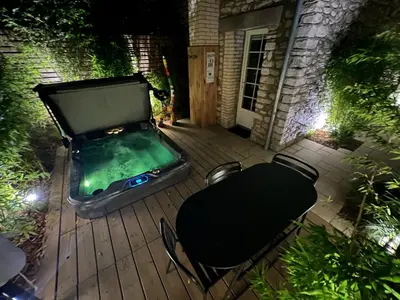 Piscine de l'établissement La villa MaRisKa et son SPA ou située à proximité