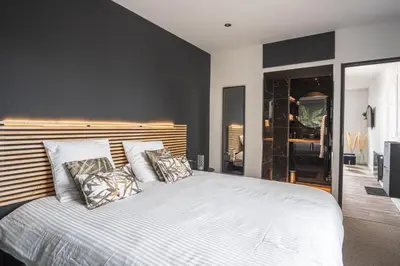 Un ou plusieurs lits dans un hébergement de l'établissement Villa MaRisKa et son Spa, avec balcon