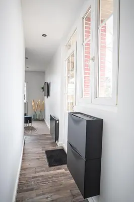 Télévision ou salle de divertissement dans l'établissement Villa MaRisKa et son Spa, avec balcon