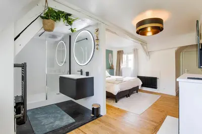 Un ou plusieurs lits dans un hébergement de l'établissement Appartement avec vue sur le château