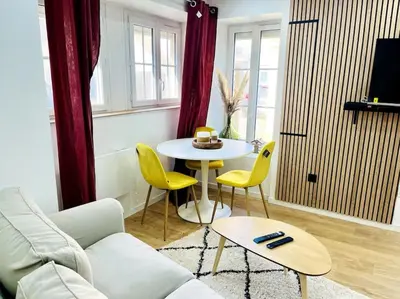 Télévision ou salle de divertissement dans l'établissement Charmante Maison en Pierre - Centre Ville - Plage