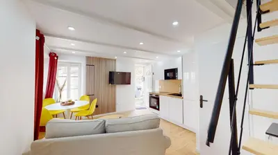 Télévision ou salle de divertissement dans l'établissement Charmante Maison en Pierre - Centre Ville - Plage