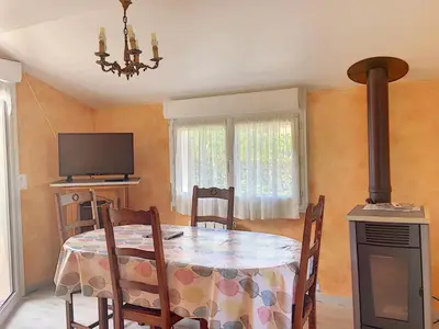 Télévision ou salle de divertissement dans l'établissement Maison paisible proche de la plage avec jardin et équipements complets - FR-1-361-491