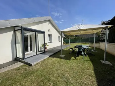 Jardin de l'établissement Maison paisible proche de la plage avec jardin et équipements complets - FR-1-361-491