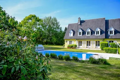 Piscine de l'établissement La Fontaine Dort ou située à proximité