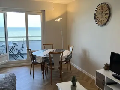 Vue générale sur la mer ou vue sur la mer prise depuis l'appartement