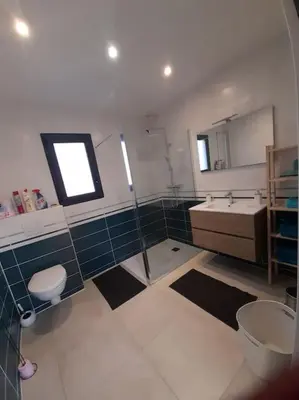 Salle de bains dans l'établissement maison neuve a 1 km de la plage
