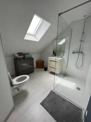 Salle de bains dans l'établissement Largo Bayeux