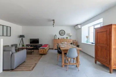 Télévision ou salle de divertissement dans l'établissement Gîte du Tilleul - Maison climatisée pour 8 voyageurs