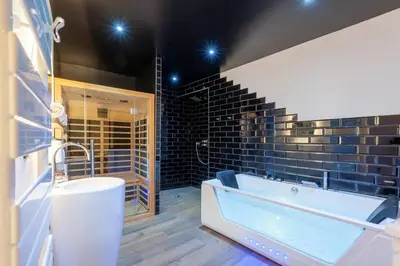 Salle de bains dans l'établissement Bayeuzen - Le Baldaquin - Nuitée avec Spa Privatif
