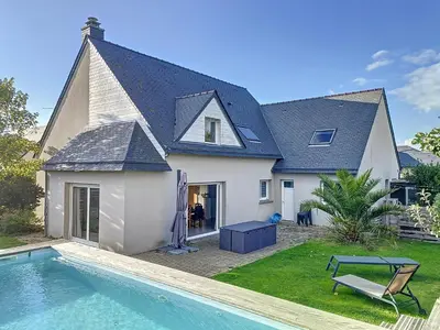 Piscine de l'établissement Grande maison de vacances ou située à proximité