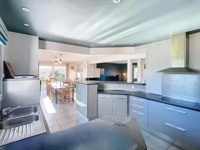 Cuisine ou kitchenette dans l'établissement Grande maison de vacances