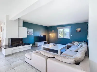 Coin salon dans l'établissement Grande maison de vacances