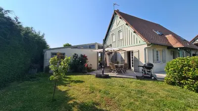 Jardin de l'établissement Villa 5*, mer à 3 mn, piscine intérieure à 28°