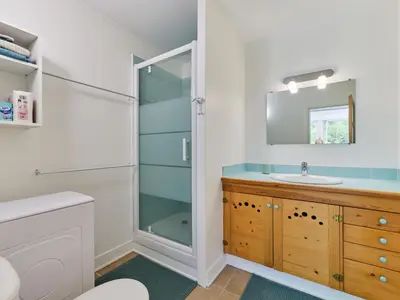 Salle de bains dans l'établissement Studio Le laizon 1 by Interhome