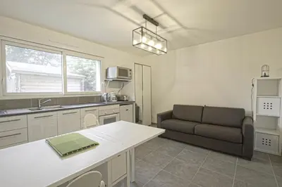 Cuisine ou kitchenette dans l'établissement Gold Beach Studio